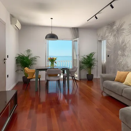 Beachfront Toma Apartment *