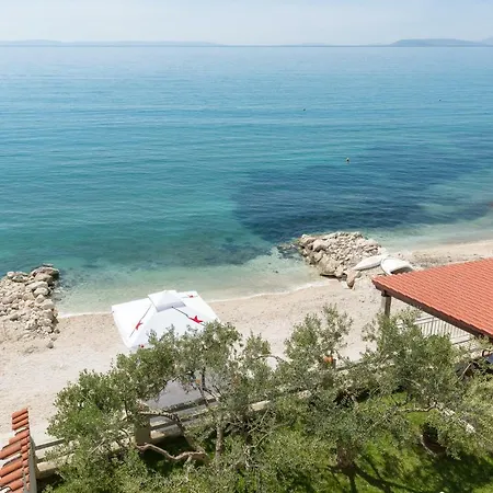 Beachfront Toma Apartment *